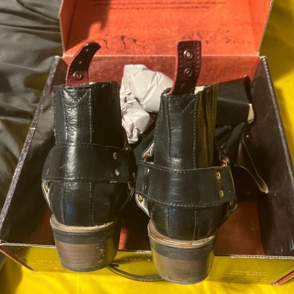 FREEBIRD BY STEVEN Boots WHISKEY Harness Booties Black Red Size 7 - Picture 4 of 4